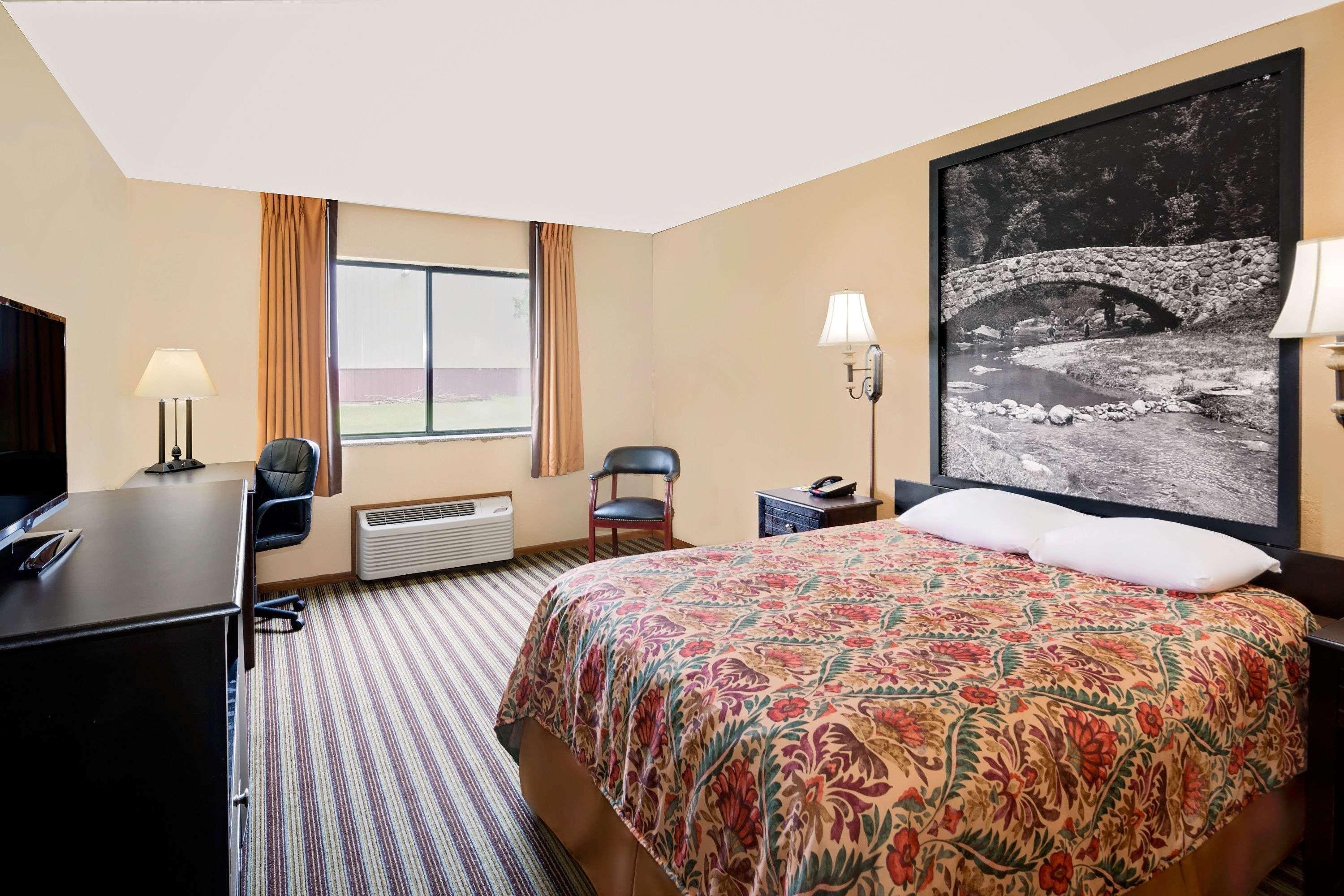 Super 8 By Wyndham Iowa Falls Exterior photo